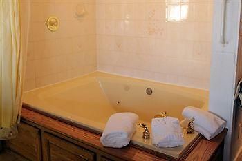 Sybaris Pool Suites Mequon Brown Deer Luaran gambar